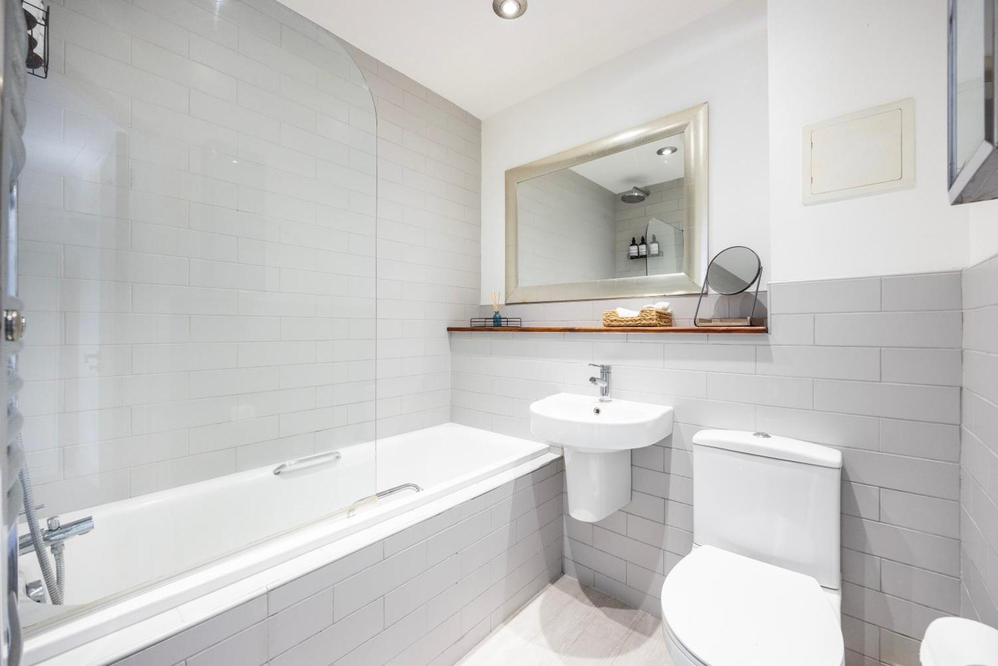 Cozy Haven - Bright 2br Apartment, Next To Major Station Apartment *
