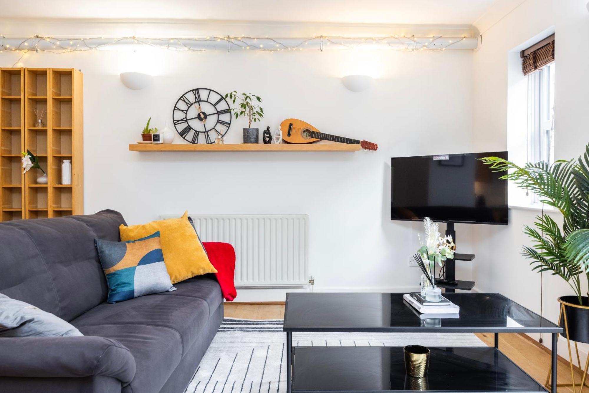 Apartment Cozy Haven - Bright 2br Apartment, Next To Major Station