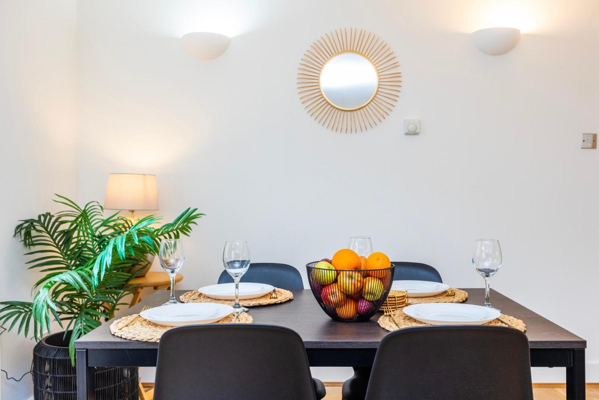 Cozy Haven - Bright 2br Apartment, Next To Major Station Appartamento