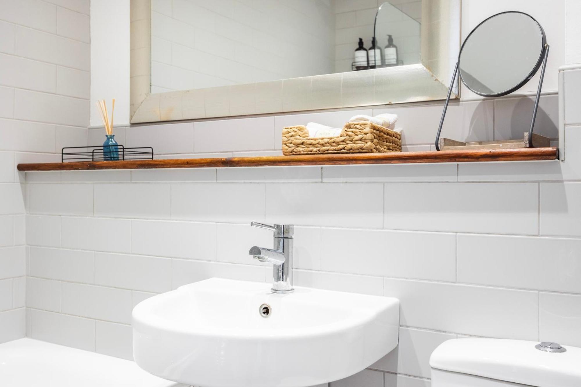 Cozy Haven - Bright 2br Apartment, Next To Major Station Londra