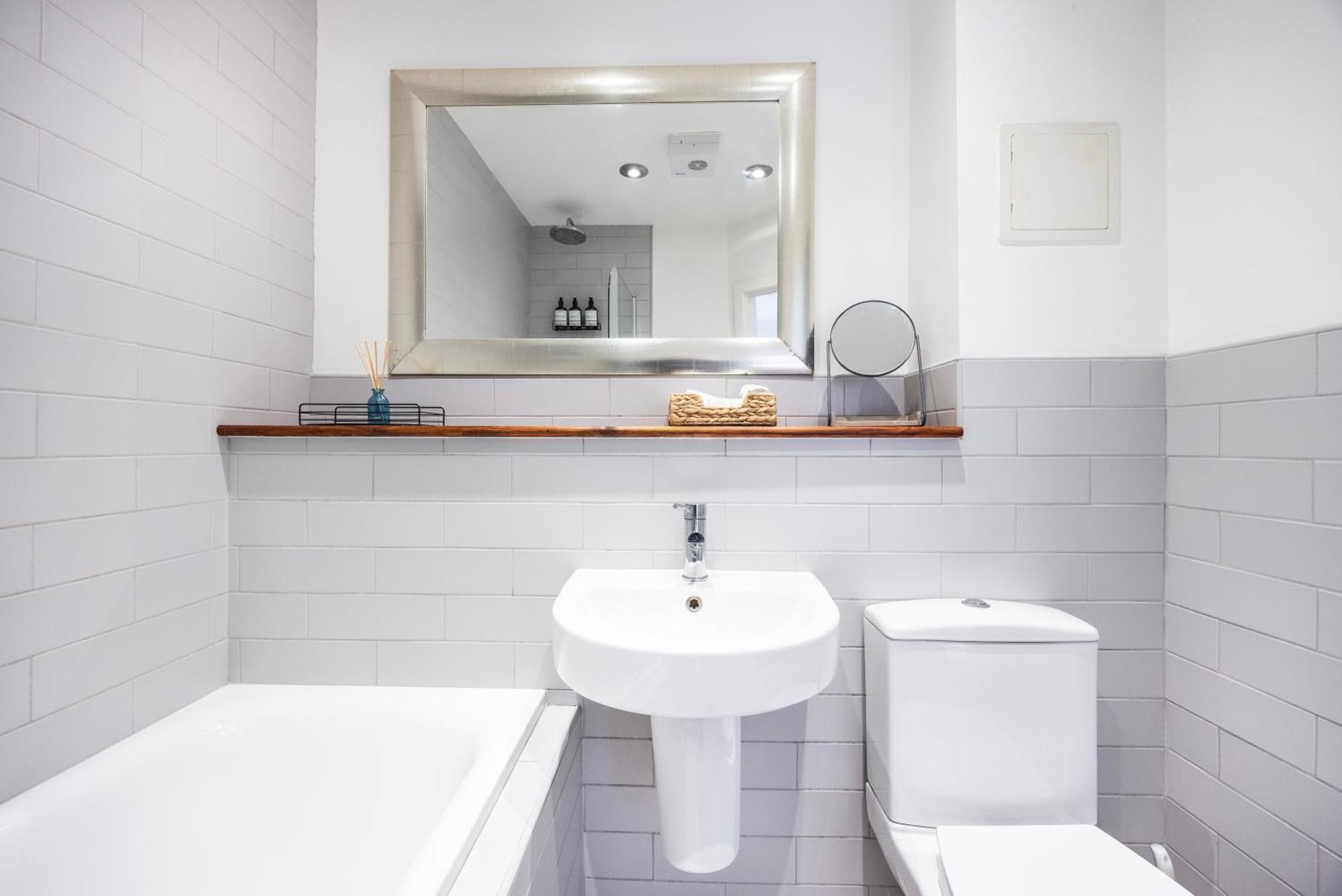 Cozy Haven - Bright 2br Apartment, Next To Major Station Appartamento Londra