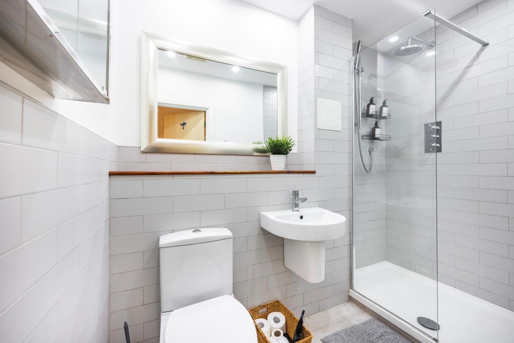 Cozy Haven - Bright 2br Apartment, Next To Major Station Londra