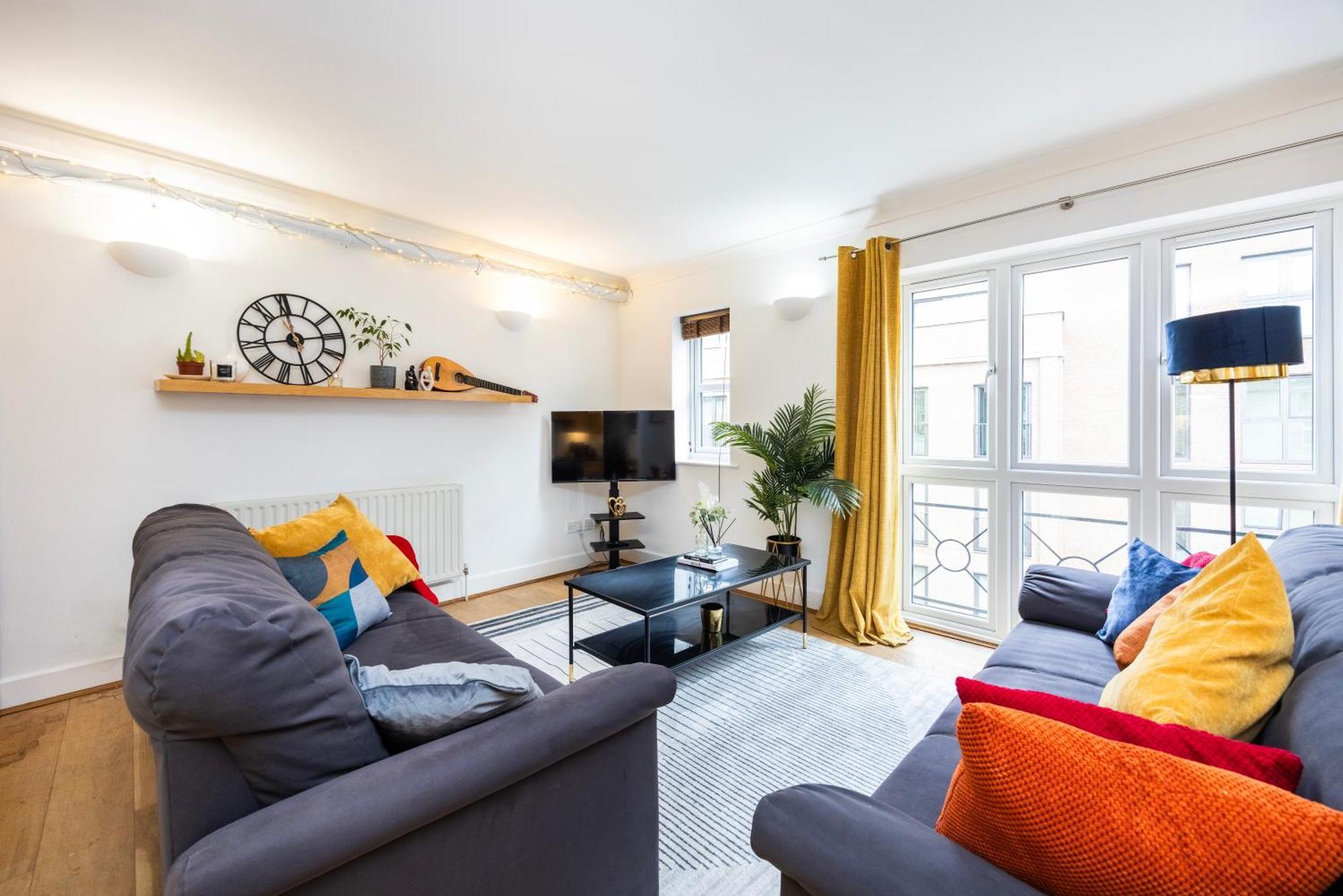 Cozy Haven - Bright 2br Apartment, Next To Major Station