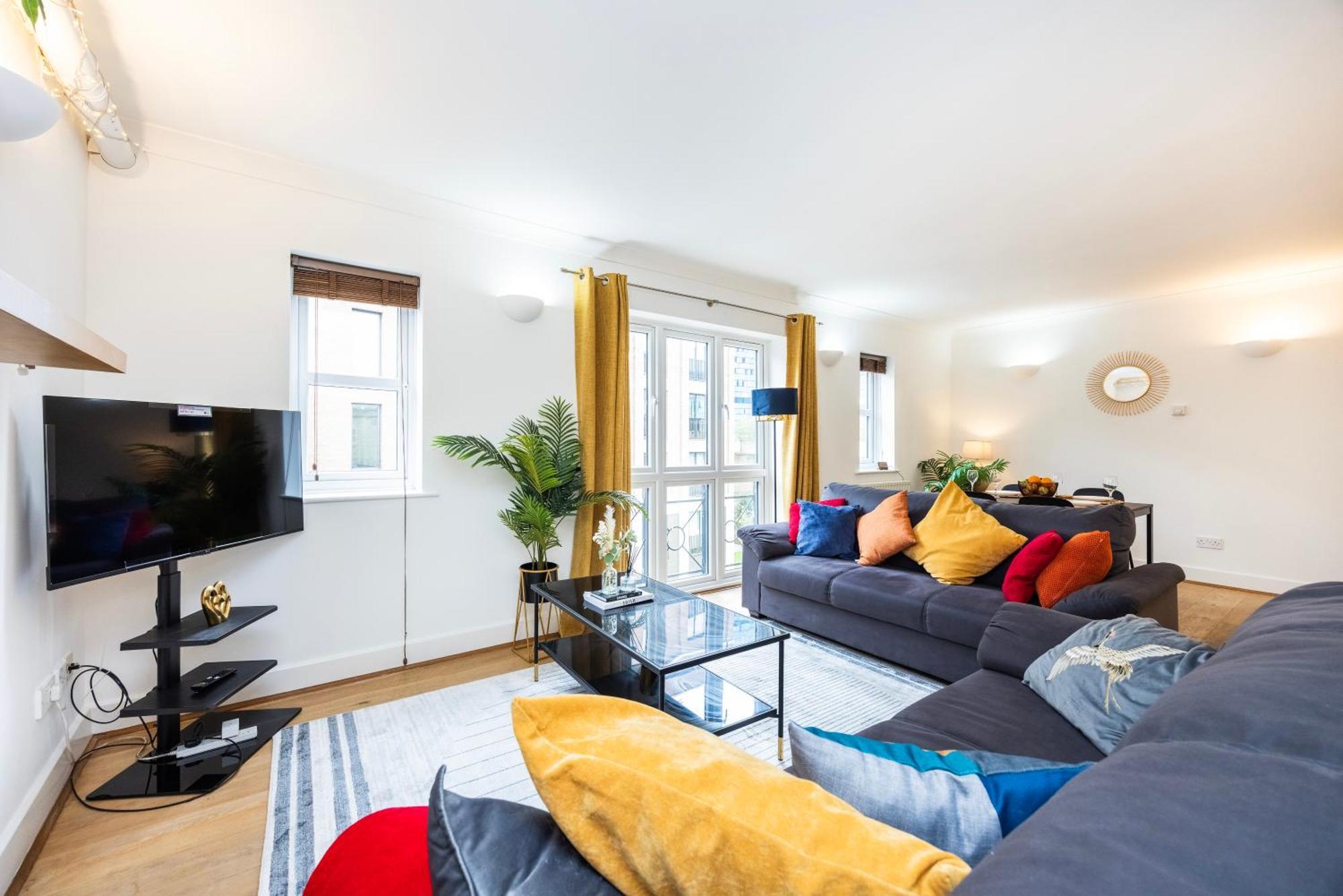 Cozy Haven - Bright 2br Apartment, Next To Major Station Appartamento